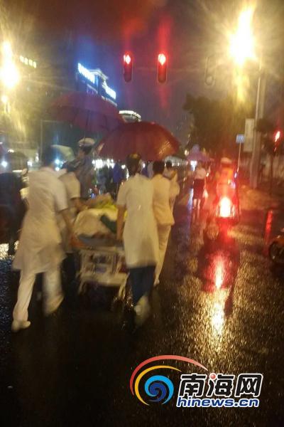 孕妇路边忽然临产 交警雨中帮接生