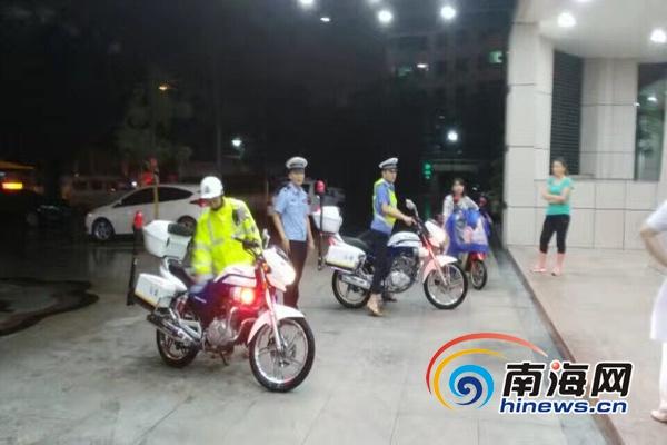 孕妇路边忽然临产 交警雨中帮接生