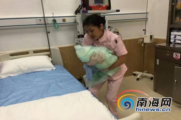 孕妇路边忽然临产 交警雨中帮接生