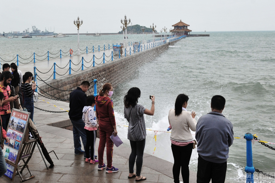 图:青岛海边天文大潮 掀起十几米巨浪惊涛拍岸