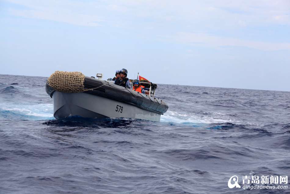 亚丁湾上 海军护航编队成功救治印度船员