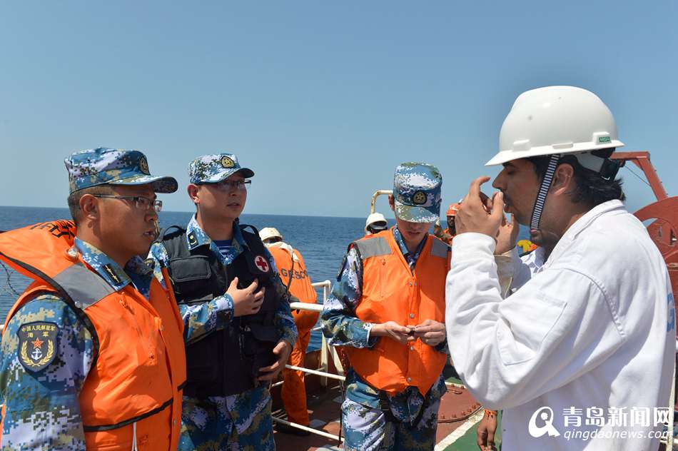 亚丁湾上 海军护航编队成功救治印度船员
