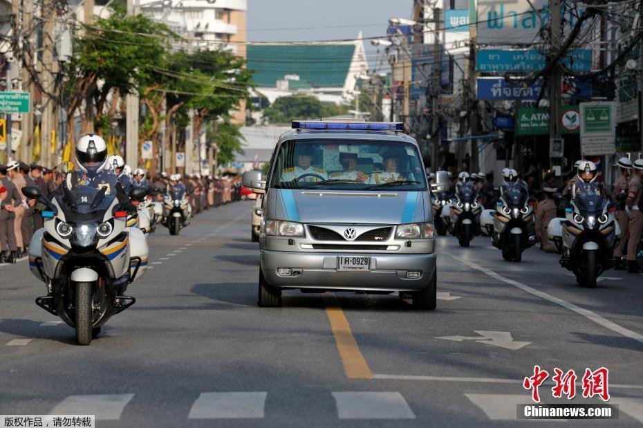 泰国国王遗体转移至大皇宫 民众举钱送行(图)