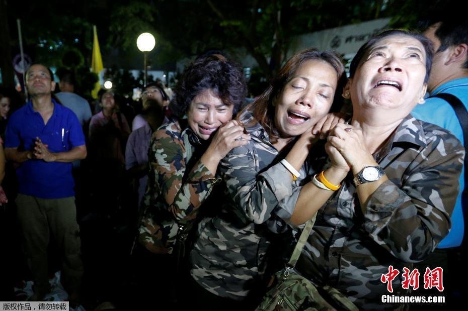 泰国国王遗体转移至大皇宫 民众举钱送行(图)