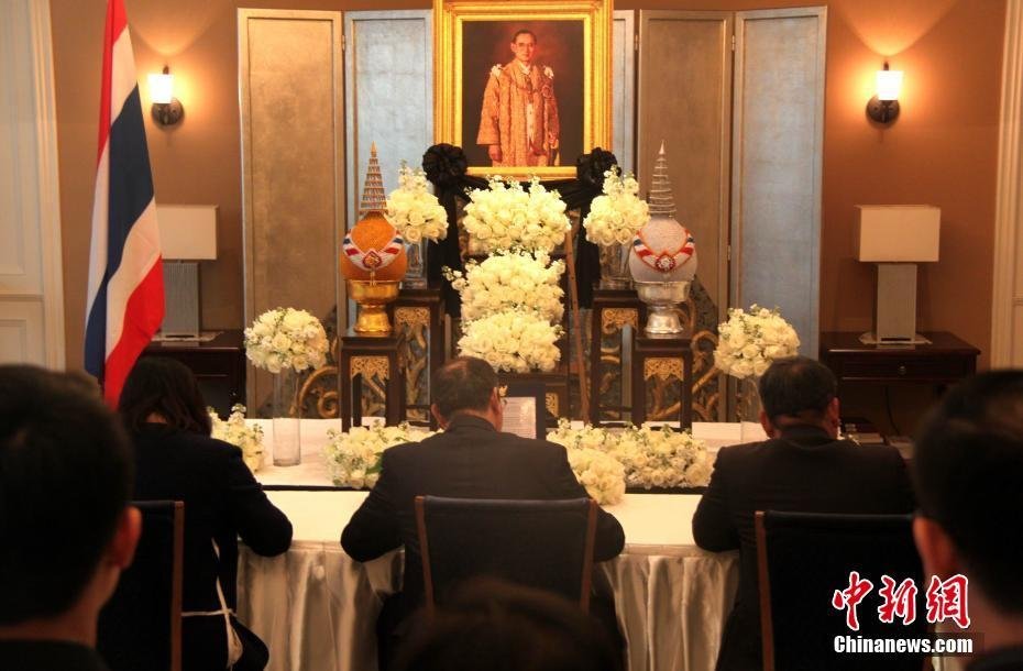 泰国国王王遗体座姿图片