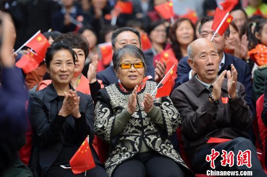 航天员景海鹏父母：我们会在家给儿子过一个“太空生日”