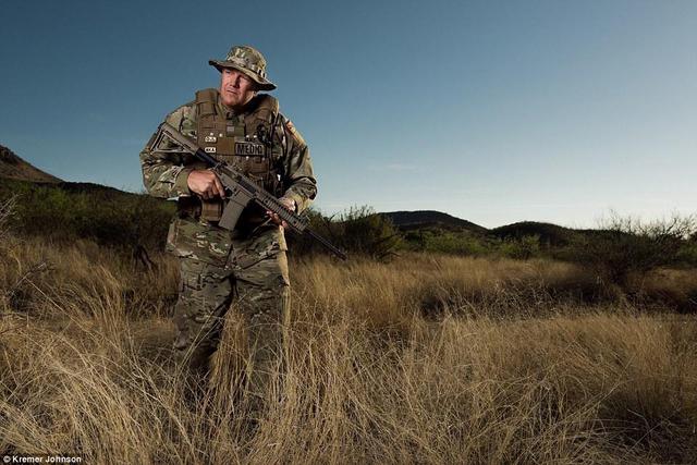 美退休警察和军官造人墙 阻止墨西哥非法移民