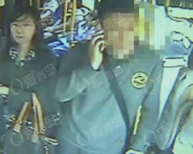 乘客执意中途下车 被拒后辱骂公交司机