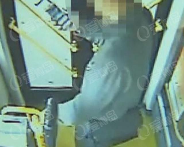 乘客执意中途下车 被拒后辱骂公交司机