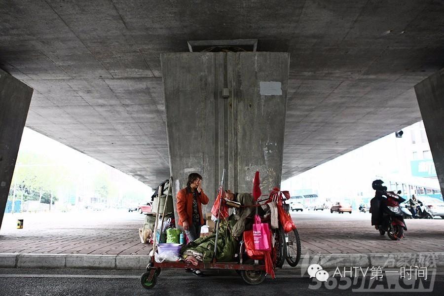 女子自制板车拉着“渐冻人”丈夫乞讨 不离不弃