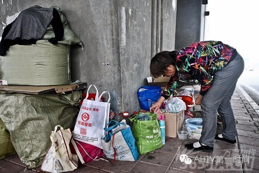 女子自制板车拉着“渐冻人”丈夫乞讨 不离不弃