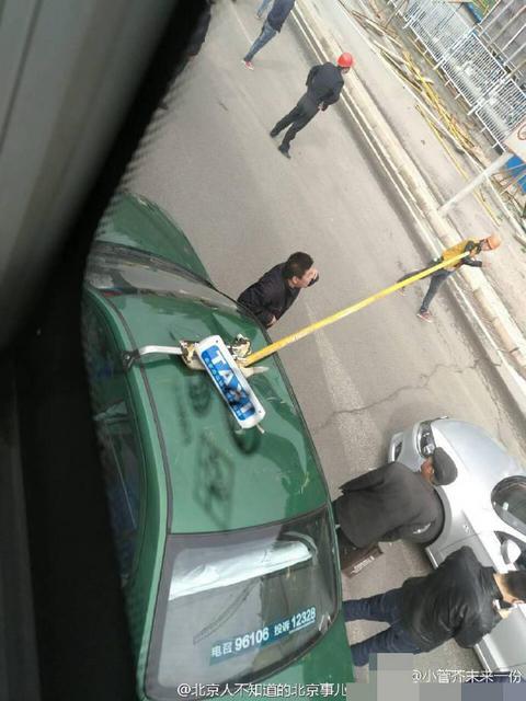 北京广渠路建筑工地脚手架坍塌 有车被钢管扎穿