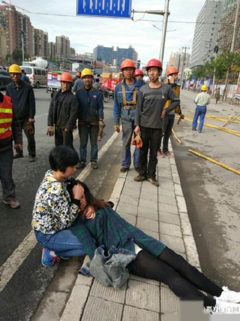 北京广渠路建筑工地脚手架坍塌 有车被钢管扎穿