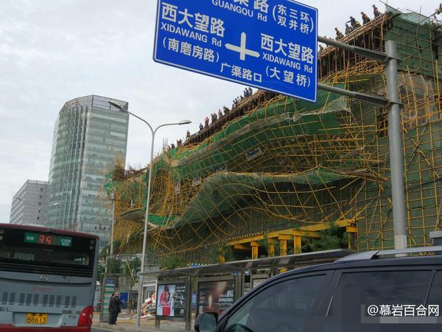 北京广渠路建筑工地脚手架坍塌 有车被钢管扎穿