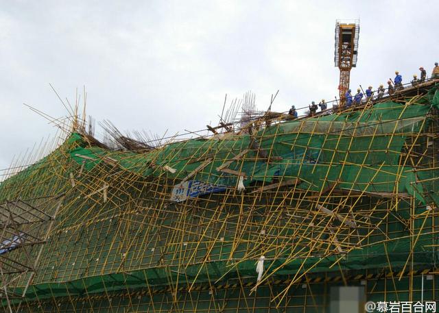 北京广渠路建筑工地脚手架坍塌 有车被钢管扎穿