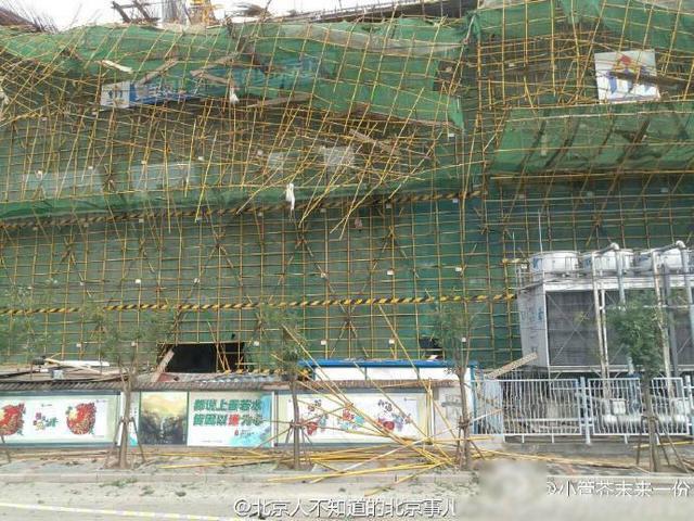 北京广渠路建筑工地脚手架坍塌 有车被钢管扎穿