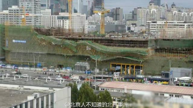 北京广渠路建筑工地脚手架坍塌 有车被钢管扎穿
