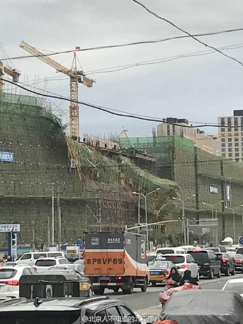 北京广渠路建筑工地脚手架坍塌 有车被钢管扎穿