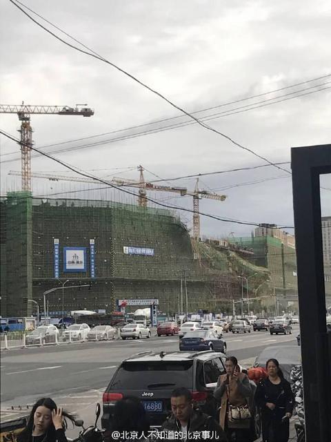 北京广渠路建筑工地脚手架坍塌 有车被钢管扎穿