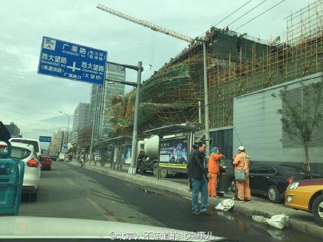 北京广渠路建筑工地脚手架坍塌 有车被钢管扎穿