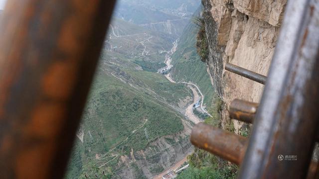 组图：绝壁修路 村民背1500根钢管上山造天梯