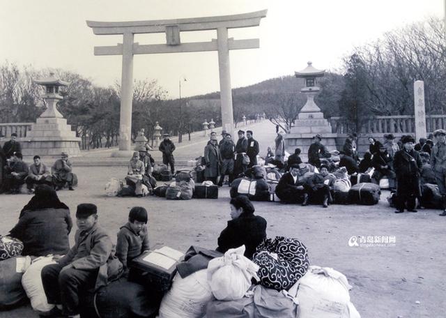 组图:老照片回顾青岛受降日 战机飞越汇泉湾 组图:老照片回顾青岛受降日 战机飞越汇泉湾