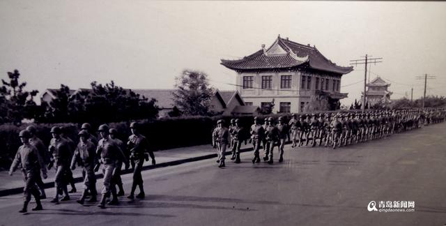 组图:老照片回顾青岛受降日 战机飞越汇泉湾 组图:老照片回顾青岛受降日 战机飞越汇泉湾