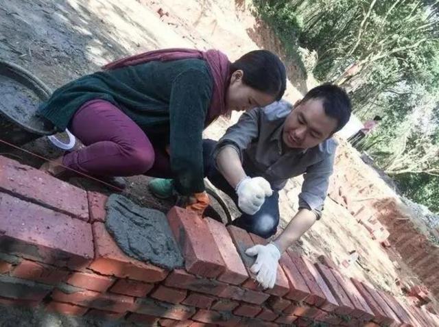 90后姑娘隐居深山 花6万建300平米大别墅(图)