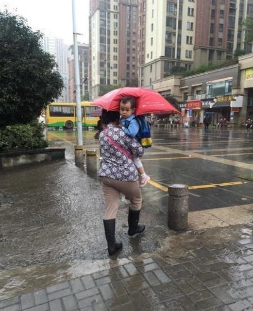 打伞小网红本尊现身 抱她的不是奶奶而是外婆