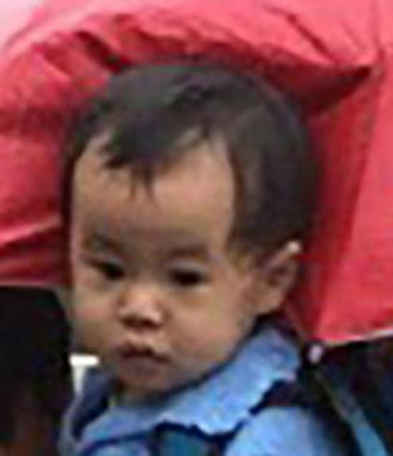 打伞小网红本尊现身 抱她的不是奶奶而是外婆