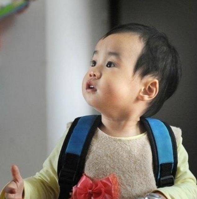 打伞小网红本尊现身 抱她的不是奶奶而是外婆