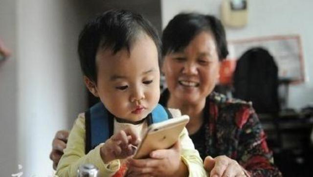 打伞小网红本尊现身 抱她的不是奶奶而是外婆