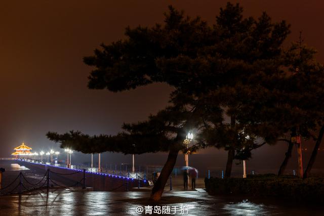 组图:雨夜栈桥五彩斑斓 烟雨蒙蒙宛若仙境 组图:雨夜栈桥五彩斑斓 烟雨蒙蒙宛若仙境