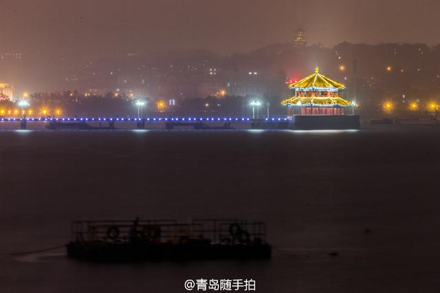 组图:雨夜栈桥五彩斑斓 烟雨蒙蒙宛若仙境 组图:雨夜栈桥五彩斑斓 烟雨蒙蒙宛若仙境