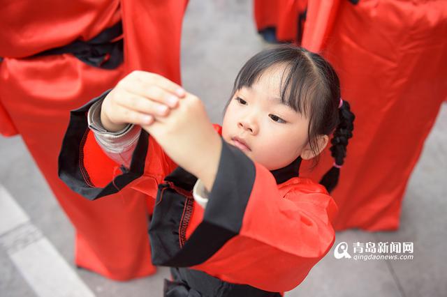 高清：小学童穿古装行入泮礼 拜师开笔萌萌哒