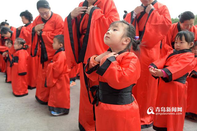 高清：小学童穿古装行入泮礼 拜师开笔萌萌哒