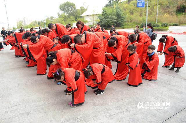 高清：小学童穿古装行入泮礼 拜师开笔萌萌哒