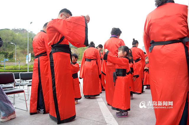 高清：小学童穿古装行入泮礼 拜师开笔萌萌哒