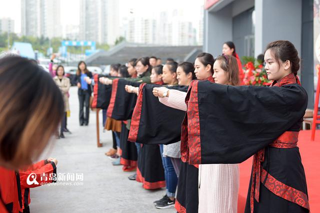 高清：小学童穿古装行入泮礼 拜师开笔萌萌哒