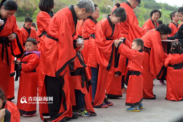 高清：小学童穿古装行入泮礼 拜师开笔萌萌哒