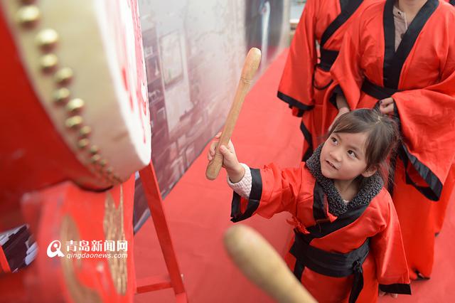 高清：小学童穿古装行入泮礼 拜师开笔萌萌哒