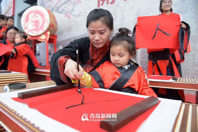 高清：小学童穿古装行入泮礼 拜师开笔萌萌哒