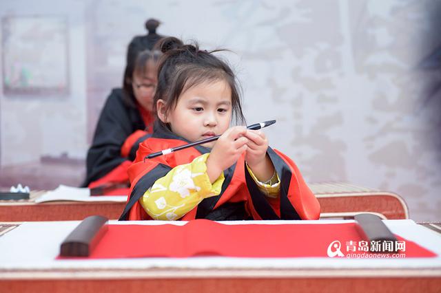 高清：小学童穿古装行入泮礼 拜师开笔萌萌哒