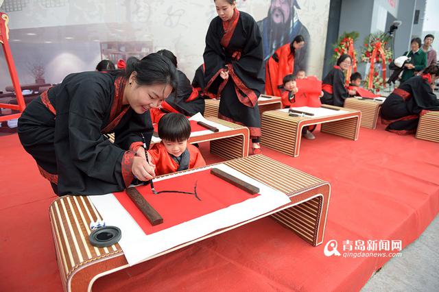 高清：小学童穿古装行入泮礼 拜师开笔萌萌哒
