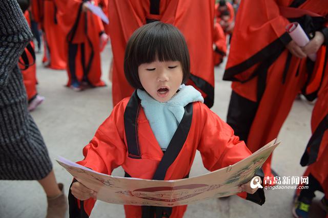 高清：小学童穿古装行入泮礼 拜师开笔萌萌哒