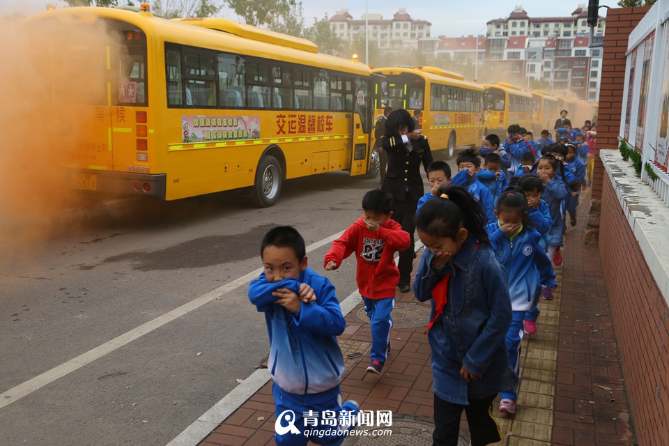 高清:校车上学路上实景模拟演习 29秒完成疏散