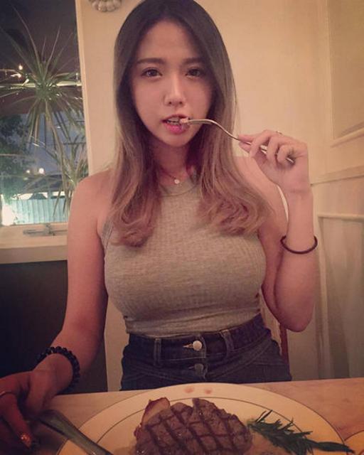 台湾美女网络走红 网友:看到她呼吸都重了