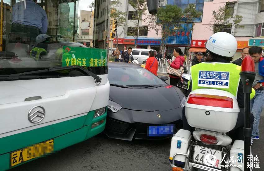     昆明一公交车与豪车相撞 引市民围观