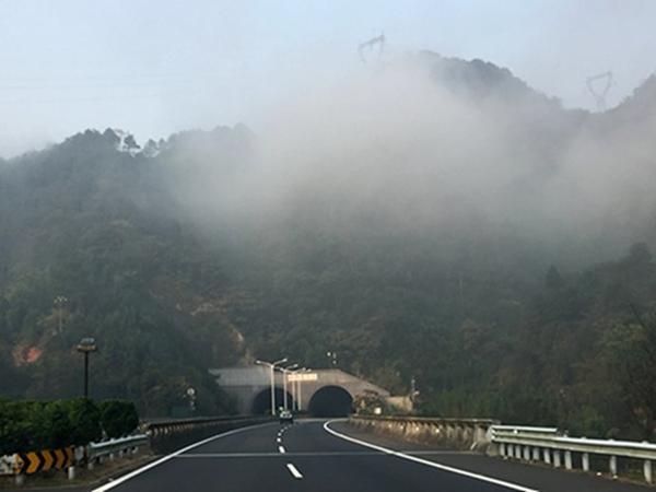 青岛35处高速路段团雾多发 开车悠着点