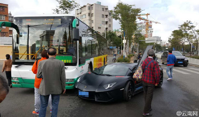 云南兰博基尼突然变道“吻上”公交车 车主全责